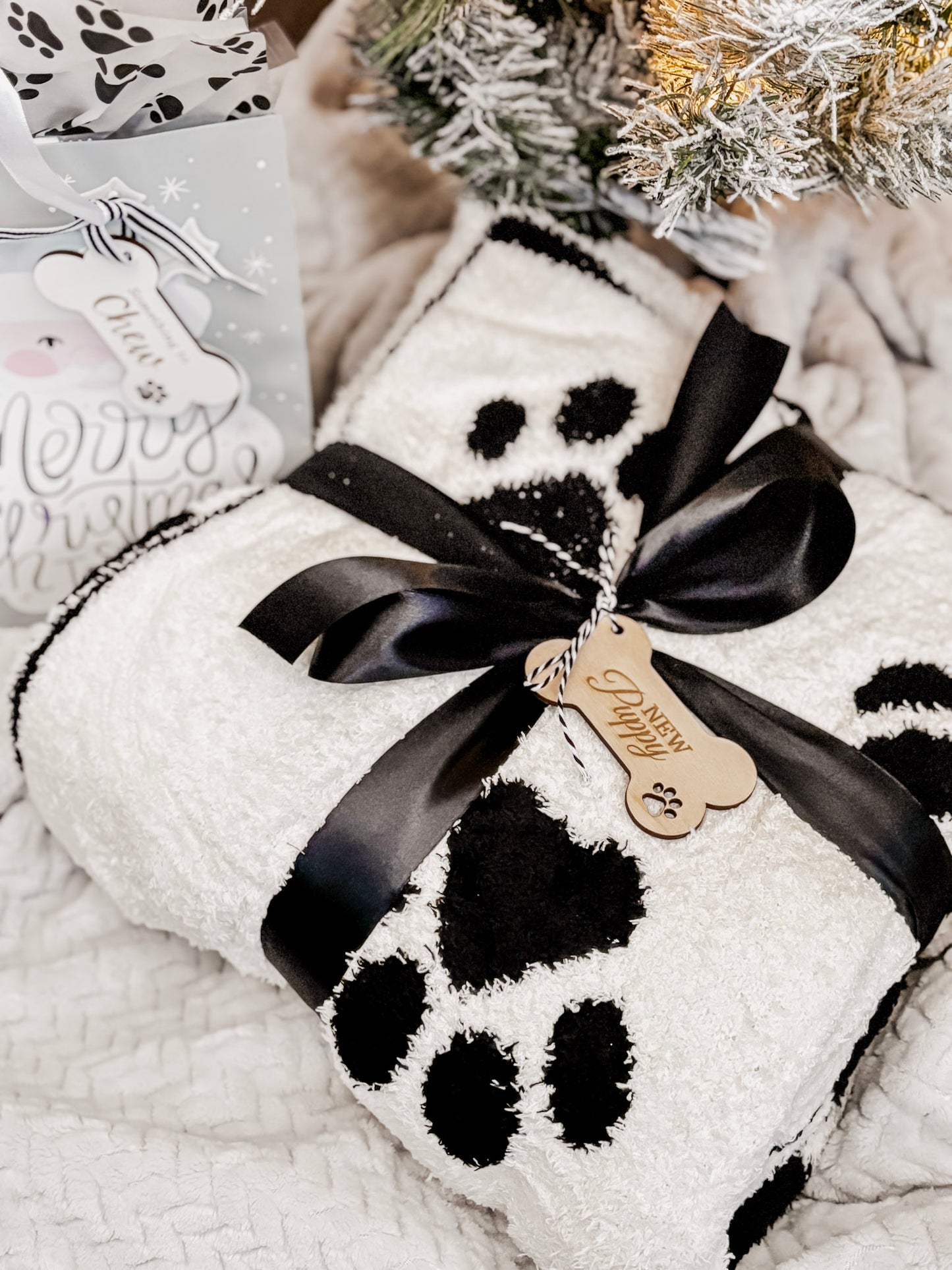 Dog Paw White & Black Blanket