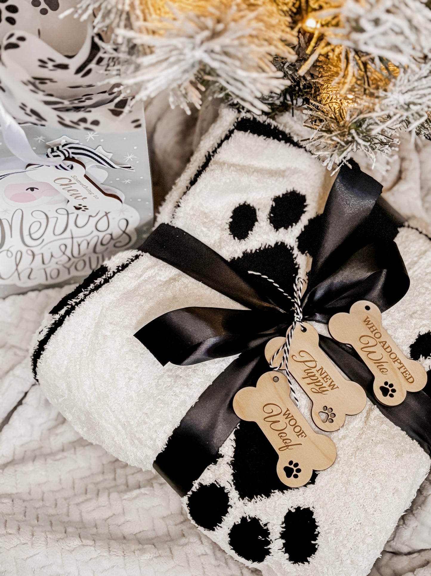 Dog Paw White & Black Blanket